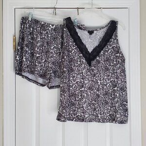 Like New Tahari 2 pc Top & Shorts Pajama Set Black White Floral Pattern